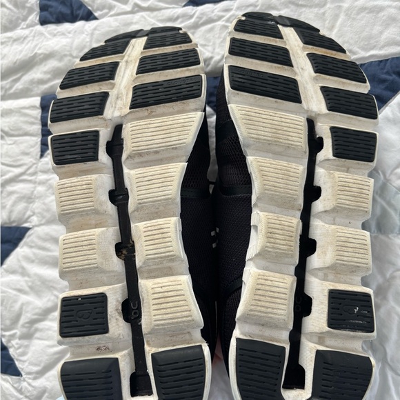 On Running Men's Black Athletic Shoes cloud 5. Size 10 - Picture 6 of 7